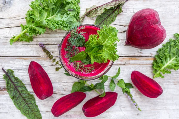 新鲜健康的红甜菜汁 健康食品和排毒 — 图库照片