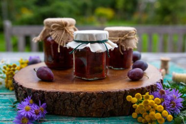 Kavanozda ev yapımı erik reçeli.