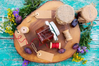 Kavanozda ev yapımı erik reçeli.