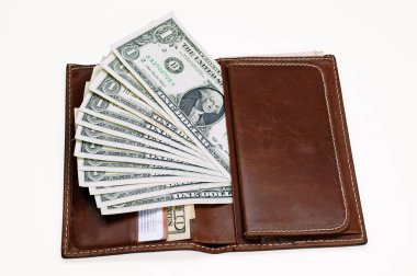 Cüzdandaki dolarlar beyaza izole edilmiş.