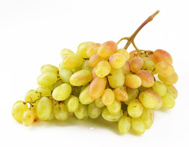 Beyaz arka plan üzerinde olgun çilek üzüm demet