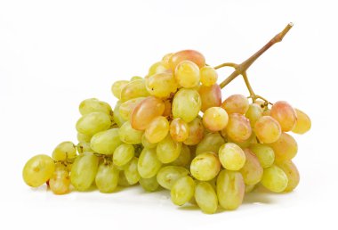 Beyaz arka plan üzerinde olgun çilek üzüm demet