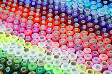 ahşap zemin üzerinde çok renkli dikiş ipliği