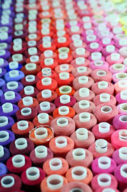 ahşap zemin üzerinde çok renkli dikiş ipliği