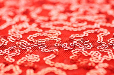 Arka plan doku, desen. İle kumaş kırmızı bordo. Bu Neon pembe birleşiyor payetler bak. Yuvarlak neon pembe birleşiyor payetler yanardöner bir sheen ile şeffaf mor bir kafes arasında örtüşüyor.