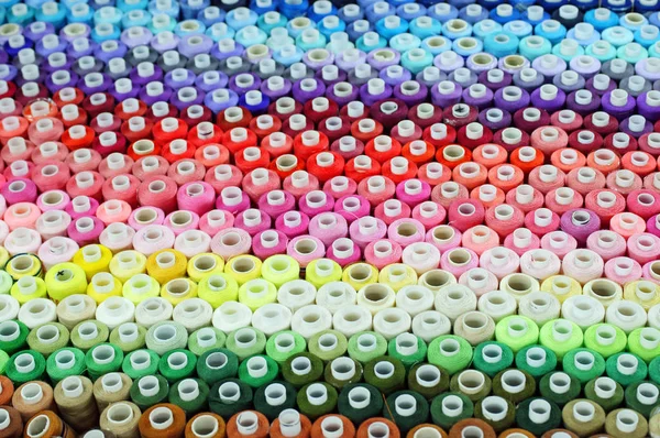 Filati Cucire Multicolore Fondo Legno — Foto Stock