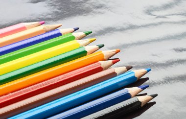 12 renk gökkuşağı close-up farklı renklerde kalemler