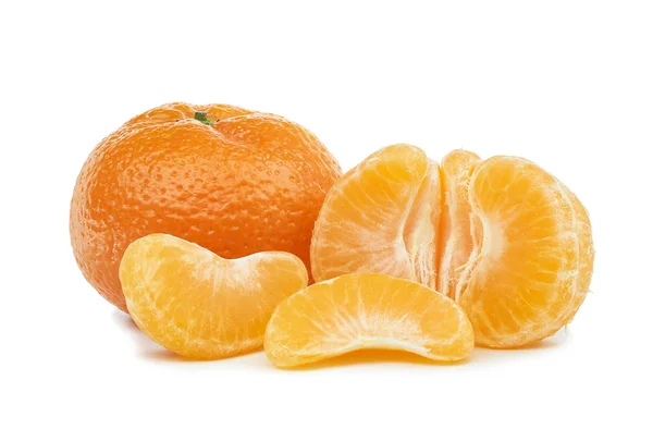 Reife Mandarinen Mit Grünen Blättern Und Spitzen Auf Weißem Hintergrund — Stockfoto