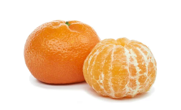 Reife Mandarinen Mandarine Mit Grünen Blättern Und Spitzen Segmente Isoliert — Stockfoto