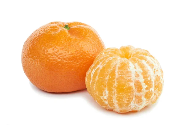 Reife Mandarinen Mandarine Mit Grünen Blättern Und Spitzen Segmente Isoliert — Stockfoto