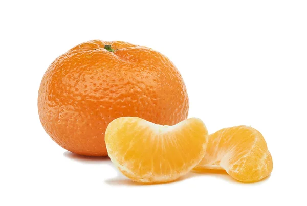 Reife Mandarinen Mandarine Mit Grünen Blättern Und Spitzen Segmente Isoliert — Stockfoto