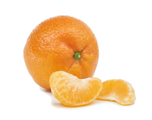 Reife Mandarinen Mandarine Mit Grünen Blättern Und Spitzen Segmente Isoliert — Stockfoto