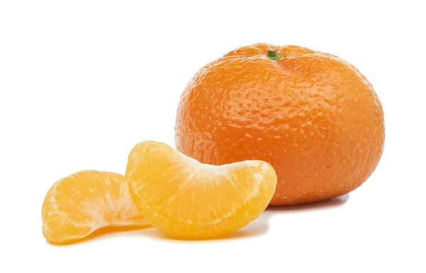 Reife Mandarinen Mandarine Mit Grünen Blättern Und Spitzen Segmente Isoliert — Stockfoto