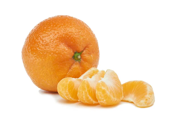 Reife Mandarinen Mandarine Mit Grünen Blättern Und Spitzen Segmente Isoliert — Stockfoto