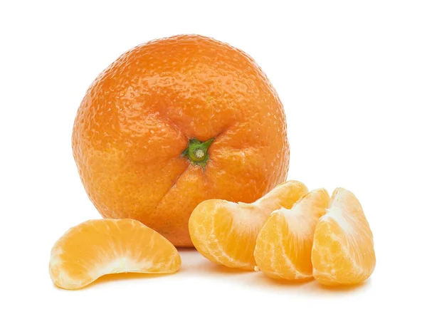 Reife Mandarinen Mandarine Mit Grünen Blättern Und Spitzen Segmente Isoliert — Stockfoto