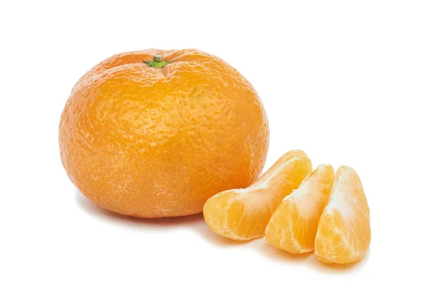 Reife Mandarinen Mandarine Mit Grünen Blättern Und Spitzen Segmente Isoliert — Stockfoto