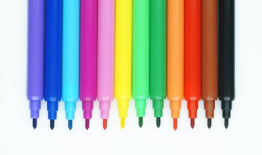 Kırpma yolu ile izole edilmiş arkaplanda renkli işaretleyici kalem seti. Tasarım veya montajınız için parlak ve boş boşluk.