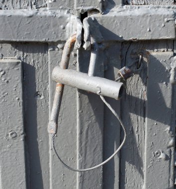 İle bir kilit, kapı metal eski paslı korumak