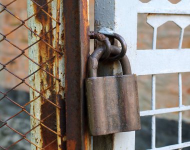 İle bir kilit, kapı metal eski paslı korumak