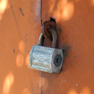 İle bir kilit, kapı metal eski paslı korumak