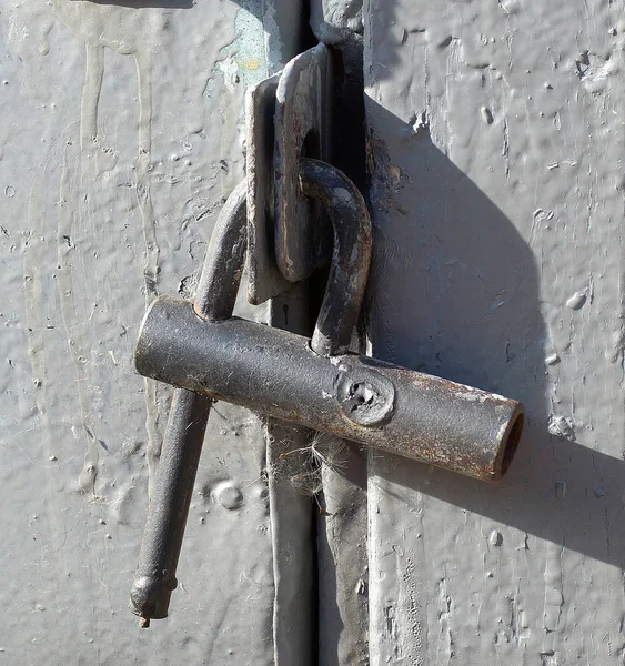 İle bir kilit, kapı metal eski paslı korumak