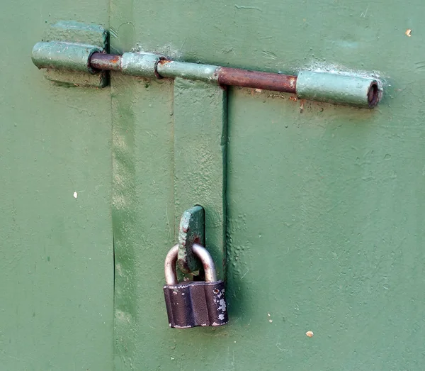 锁紧挂锁与在门金属老保护生锈 — 图库照片