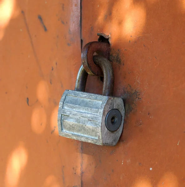İle bir kilit, kapı metal eski paslı korumak