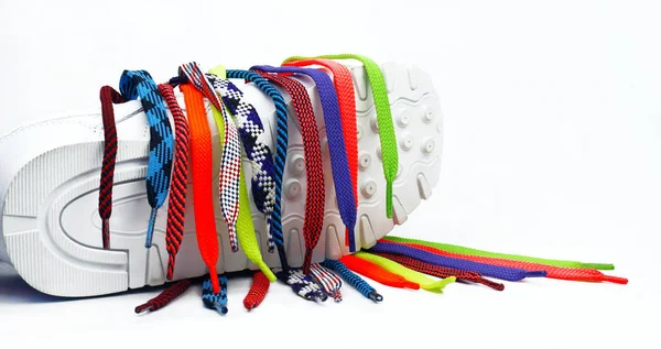 Шнурки Разноцветные Яркие Белых Кроссовках — стоковое фото