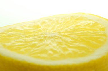 Limon. Taze limon beyaz izole. Bir kesim limon