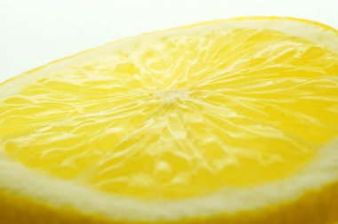 Limon. Taze limon beyaz izole. Bir kesim limon