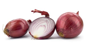 Beyaz arka plan kesme gıda içerikler üzerinde izole kırmızı soğan ampul