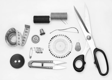 Dikiş malzemeleri ve aksesuarlar, iğne işi. Kumaş, biriktirir, iplik, makas ve beyaz arka plan üzerinde yüksükler.