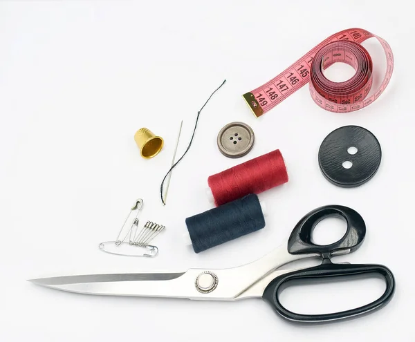 针线活的缝制用品和配件 剪刀和顶针在白色背景 — 图库照片