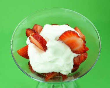 lezzetli meyve tart bir plaka üzerinde