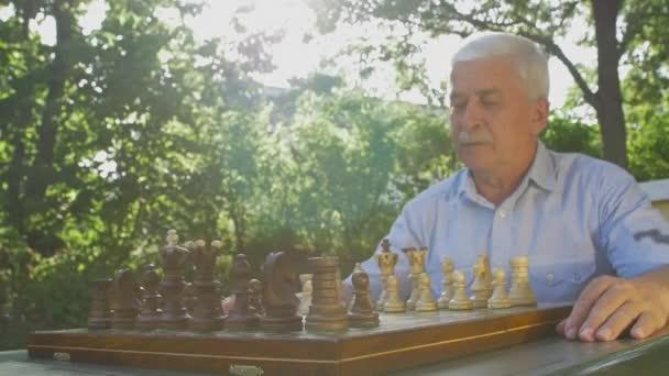 Alter Mann Eröffnet Die Schachpartie Mit Weißen Bauern Auf — Stockvideo