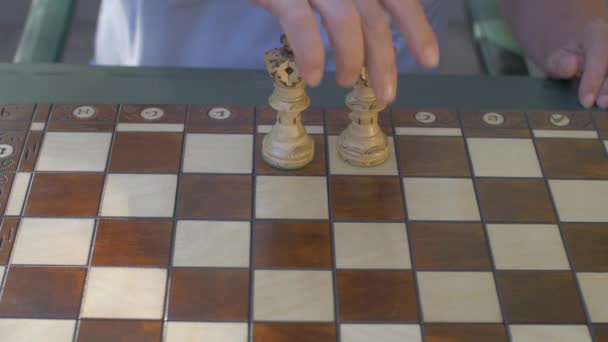 Alter Mann Eröffnet Die Schachpartie Mit Weißen Bauern Auf — Stockvideo