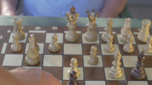 Front Vue du dessus d'un jeu d'échecs. Dehors dans le jardin 