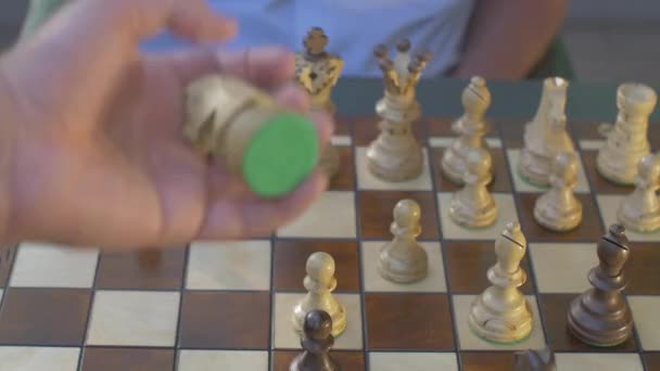 Front Vue du dessus d'un jeu d'échecs. Dehors dans le jardin 