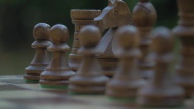 Tam satranç tahtası. Satranç tahtasındaki bibloları kapat.
