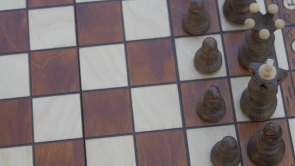 Πάνω Άποψη Του Παιχνιδιού Ξύλινο Σκάκι Ένα Τραπέζι — Αρχείο Βίντεο