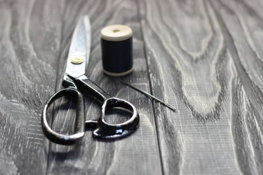 Üzerinde siyah ahşap kokusu, yakın çekim, makas biriktirme iplik zekâ