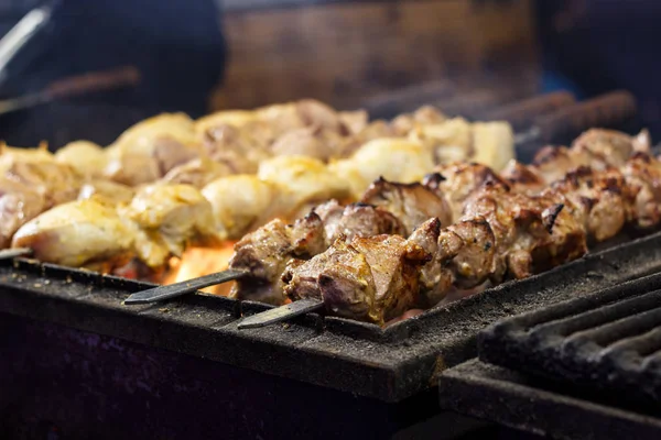 Het proces van het koken shish kebab op een metalen grill in de open Stockfoto
