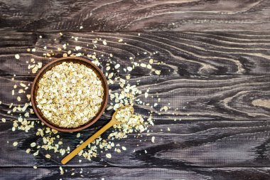Ahşap bir arka plan üzerinde müsli ile plaka. Sağlıklı kahvaltı. Polis