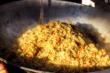 Taze iştah açıcı pilav. Pişmiş kızarmış kuzu eti, pirinç, sarımsak, ca