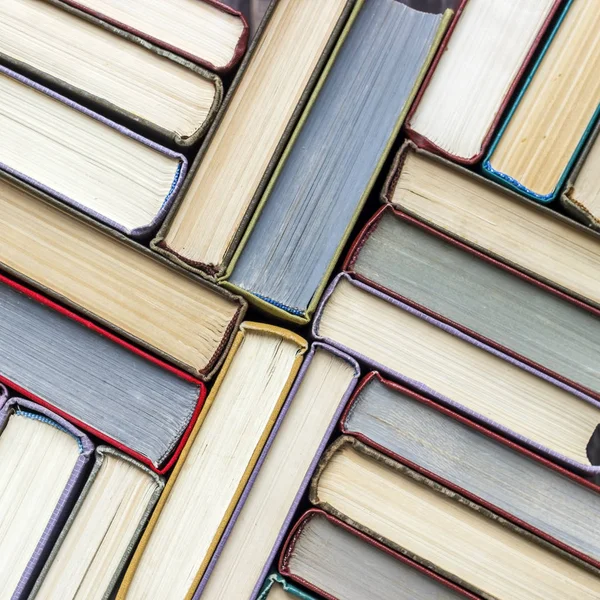 Ahşap bir masa üzerinde renkli kitap yığını. ha okuma kavramı