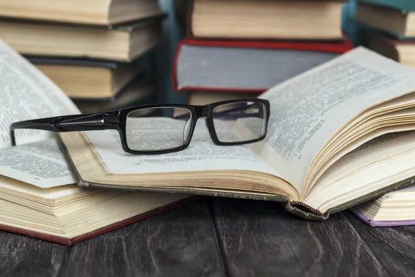 Stapels van gekleurde boeken op een houten tafel. concept van het lezen van ha Rechtenvrije Stockafbeeldingen