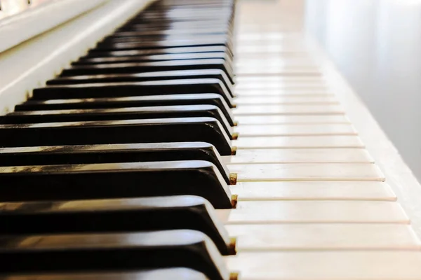 Piano close-up, instrumento musical. aprender a tocar o instrumento — Fotografia de Stock