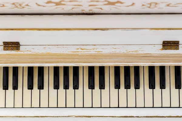 Piano primo piano, strumento musicale. imparare a suonare lo strumento — Foto Stock