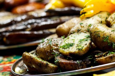 Taze kızarmış patates dilimleri otlar ve bir soydan pişirme üzerinde sarımsak ile