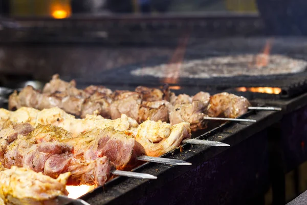 在开放的金属烤架上烹调羊肉串烤肉的过程 — 图库照片
